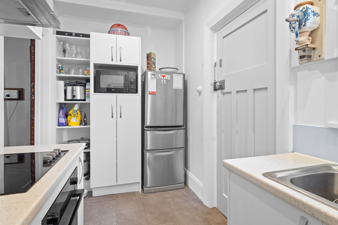 Walk to cafes, shops & local amenities! - Vista 3