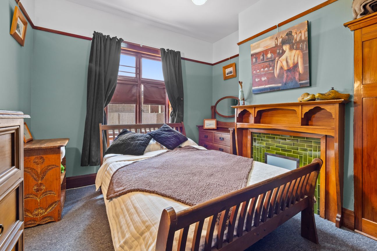 Walk to cafes, shops & local amenities! - Vista 6