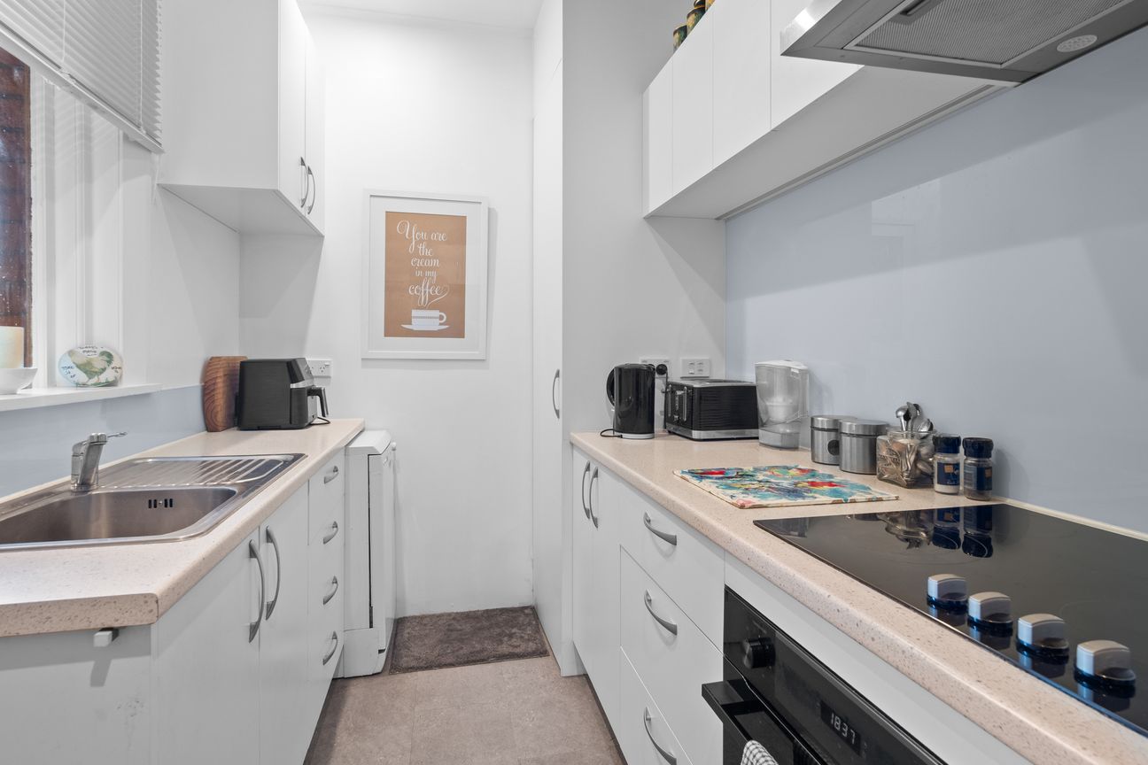 Walk to cafes, shops & local amenities! - Vista 2