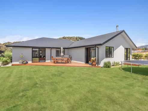 4 Rua Street, Albert Town