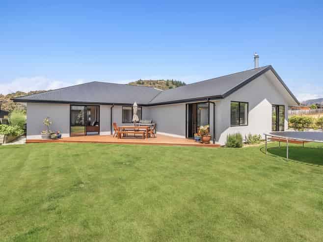 4 Rua Street, Albert Town