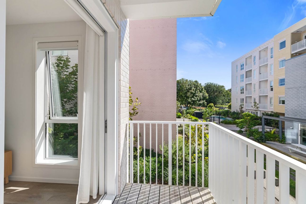 North-East Corner-52 m², A Secured Carpark & Locker - Widok 5