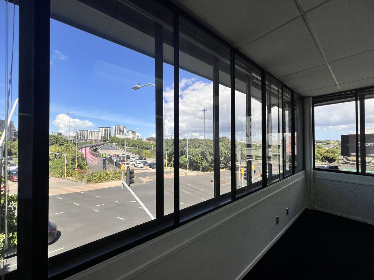 Standalone Corner Profile + 12 Carparks - Mehr