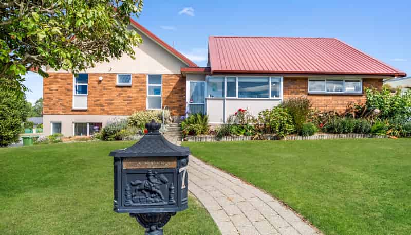 7 Essex Street, Weston