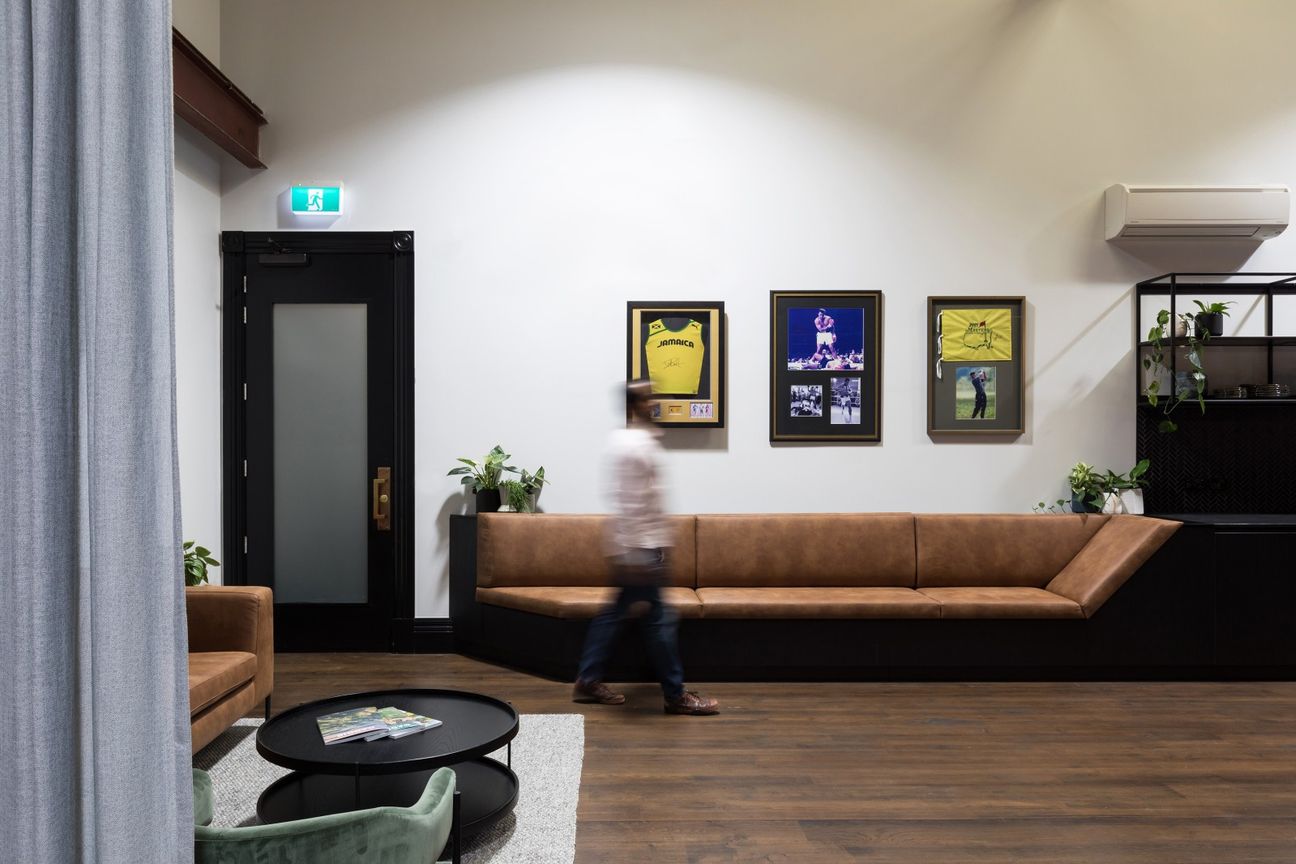 Character office with golf simulator - Fler
