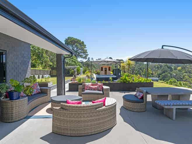 8 Roberts Road, Matakatia