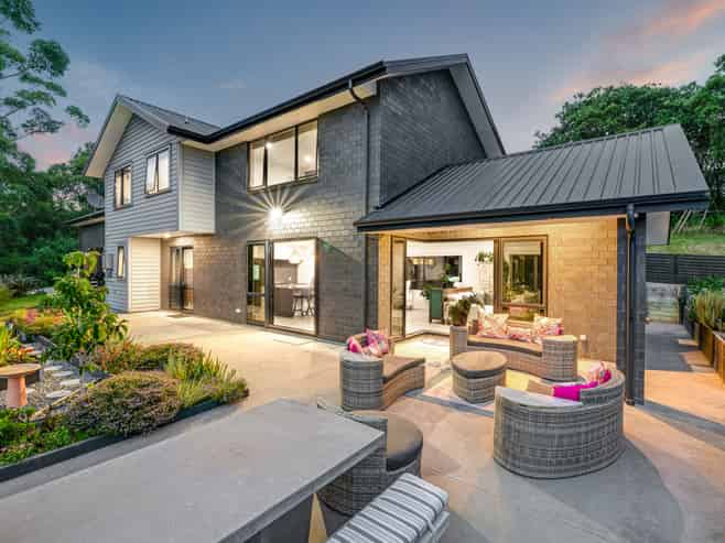 8 Roberts Road, Matakatia