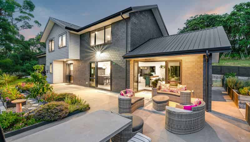 8 Roberts Road, Matakatia