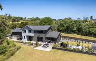 8 Roberts Road, Matakatia