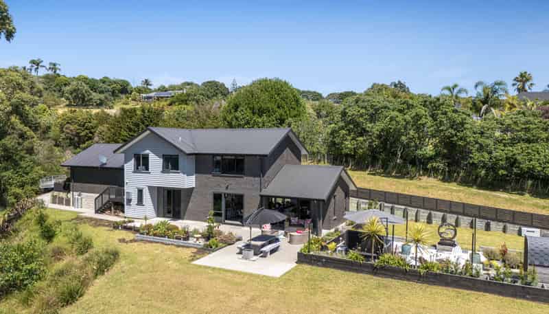 8 Roberts Road, Matakatia