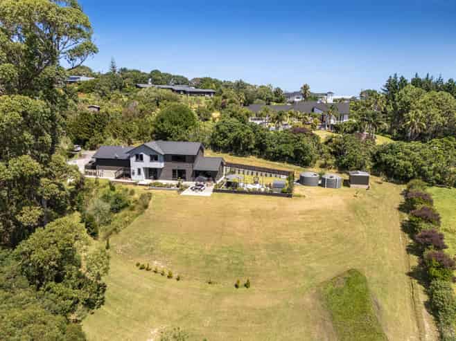 8 Roberts Road, Matakatia
