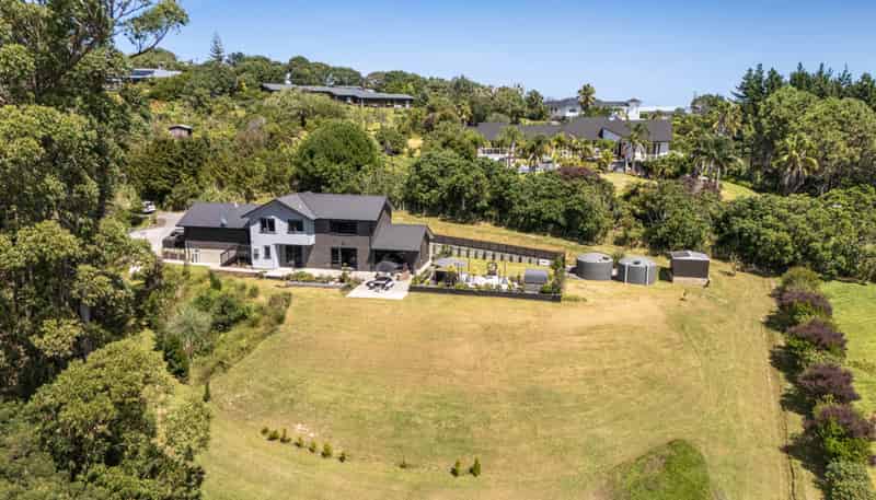 8 Roberts Road, Matakatia