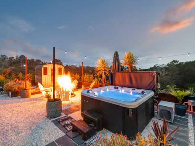 8 Roberts Road, Matakatia