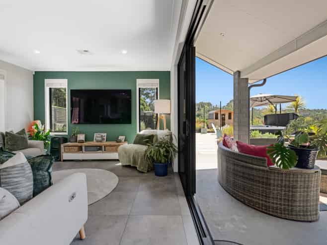 8 Roberts Road, Matakatia