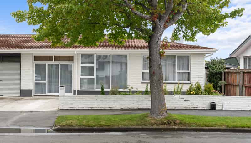 1/6 Valerie Place, Redwood