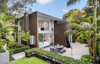 40 Golf Road, Epsom