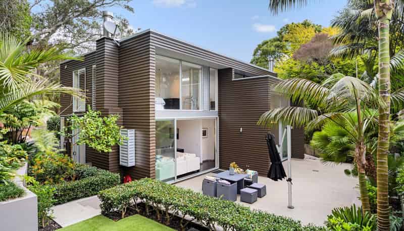40 Golf Road, Epsom