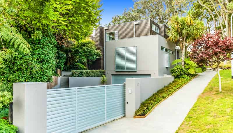 40 Golf Road, Epsom