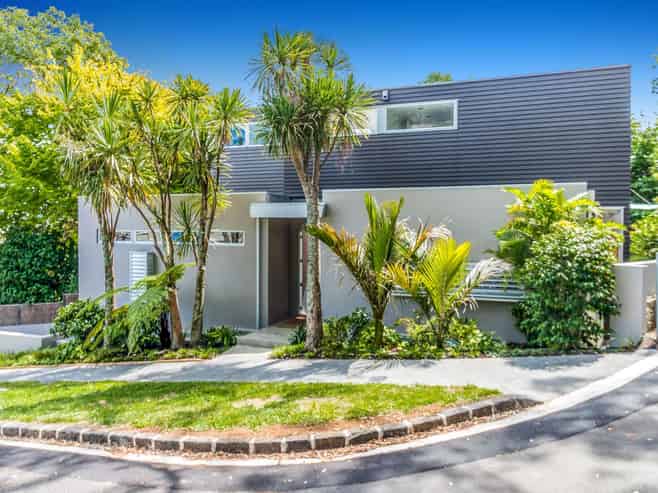 40 Golf Road, Epsom