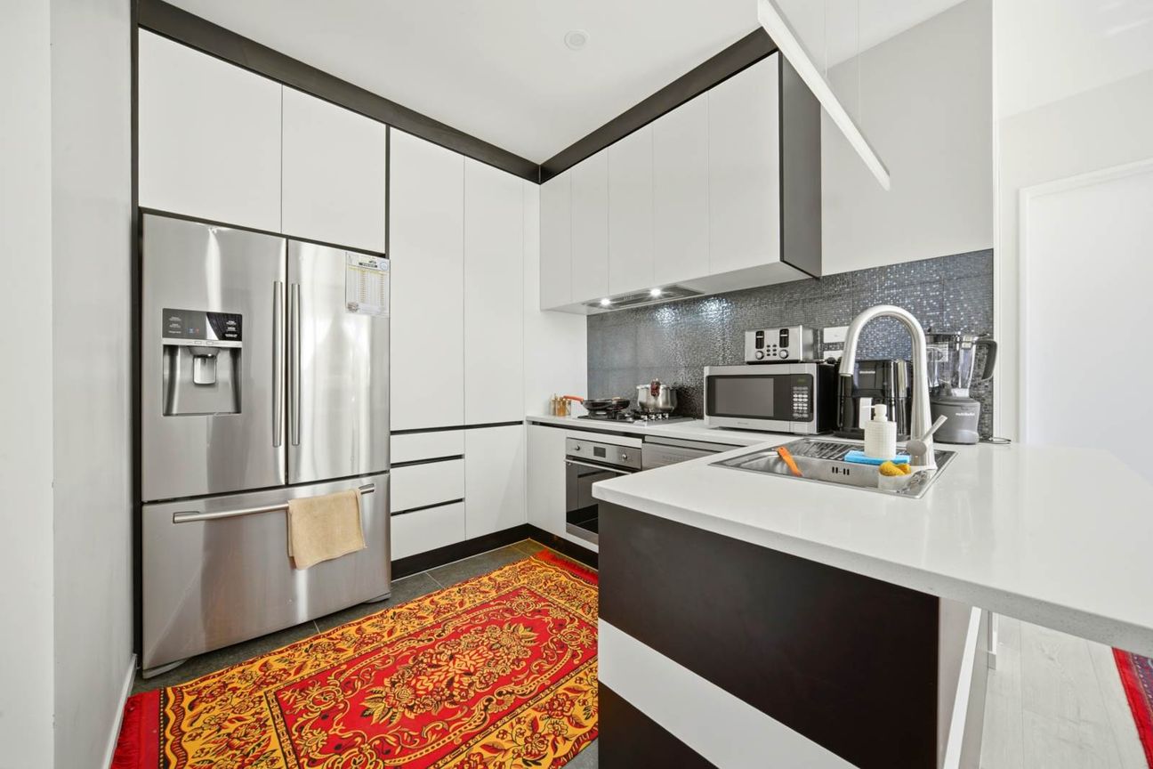 Double Garage + 4 bedroom  Modern Corner Living - Mehr