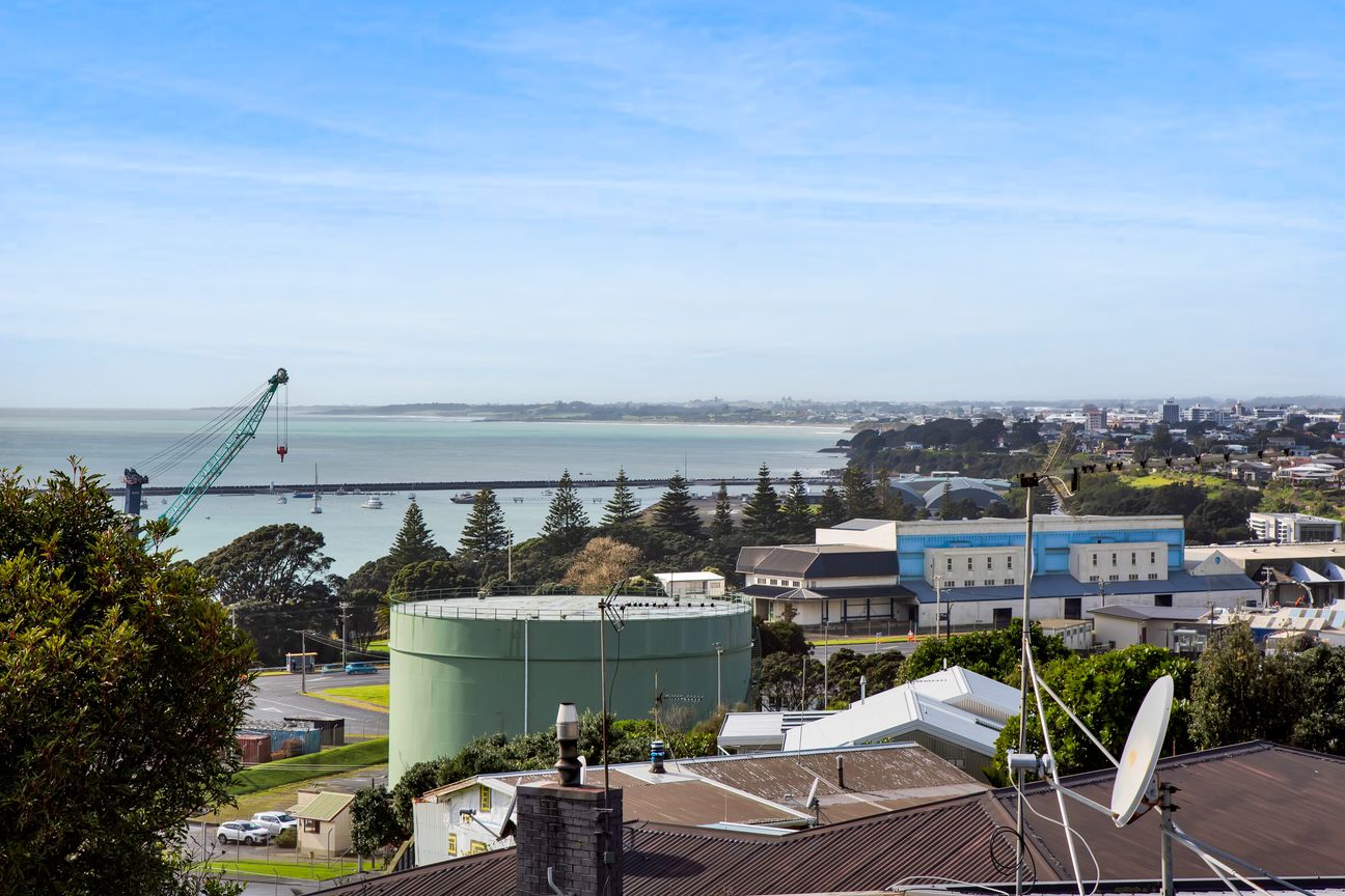 Combine Contemporary Architecture and Coastal Views - Vista 3