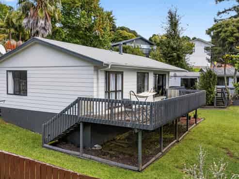 8 Wirihana Road, Titirangi