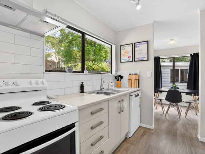 8 Wirihana Road, Titirangi