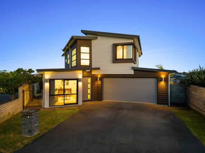 7 Eastreef Court, Long Bay