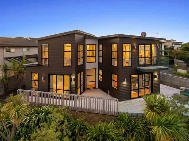 7 Eastreef Court, Long Bay