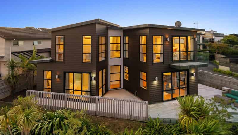 7 Eastreef Court, Long Bay