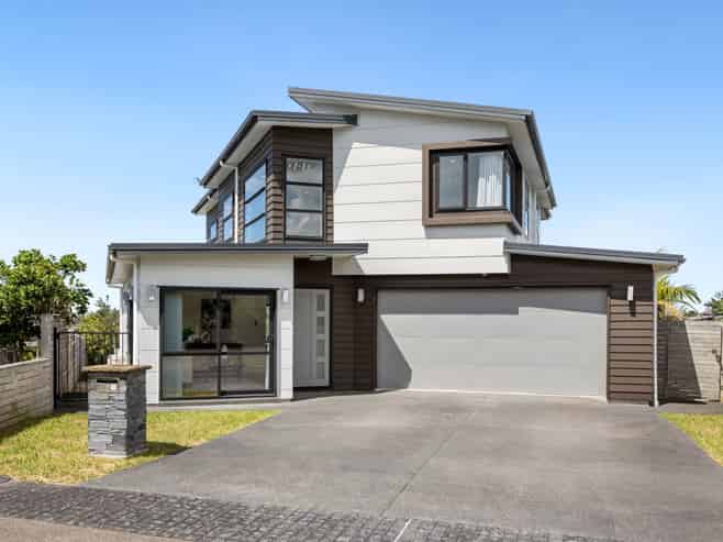 7 Eastreef Court, Long Bay