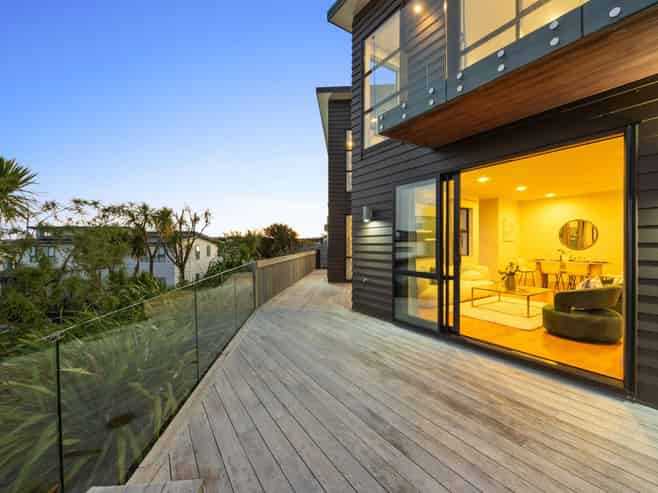 7 Eastreef Court, Long Bay