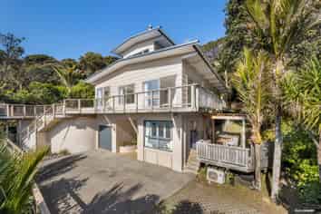 74 Rayner Road, Piha