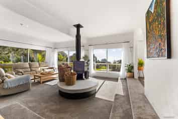 74 Rayner Road, Piha