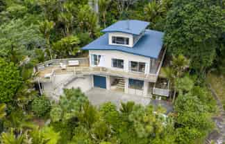 74 Rayner Road, Piha