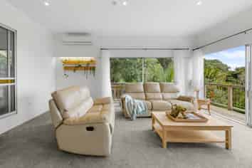 74 Rayner Road, Piha