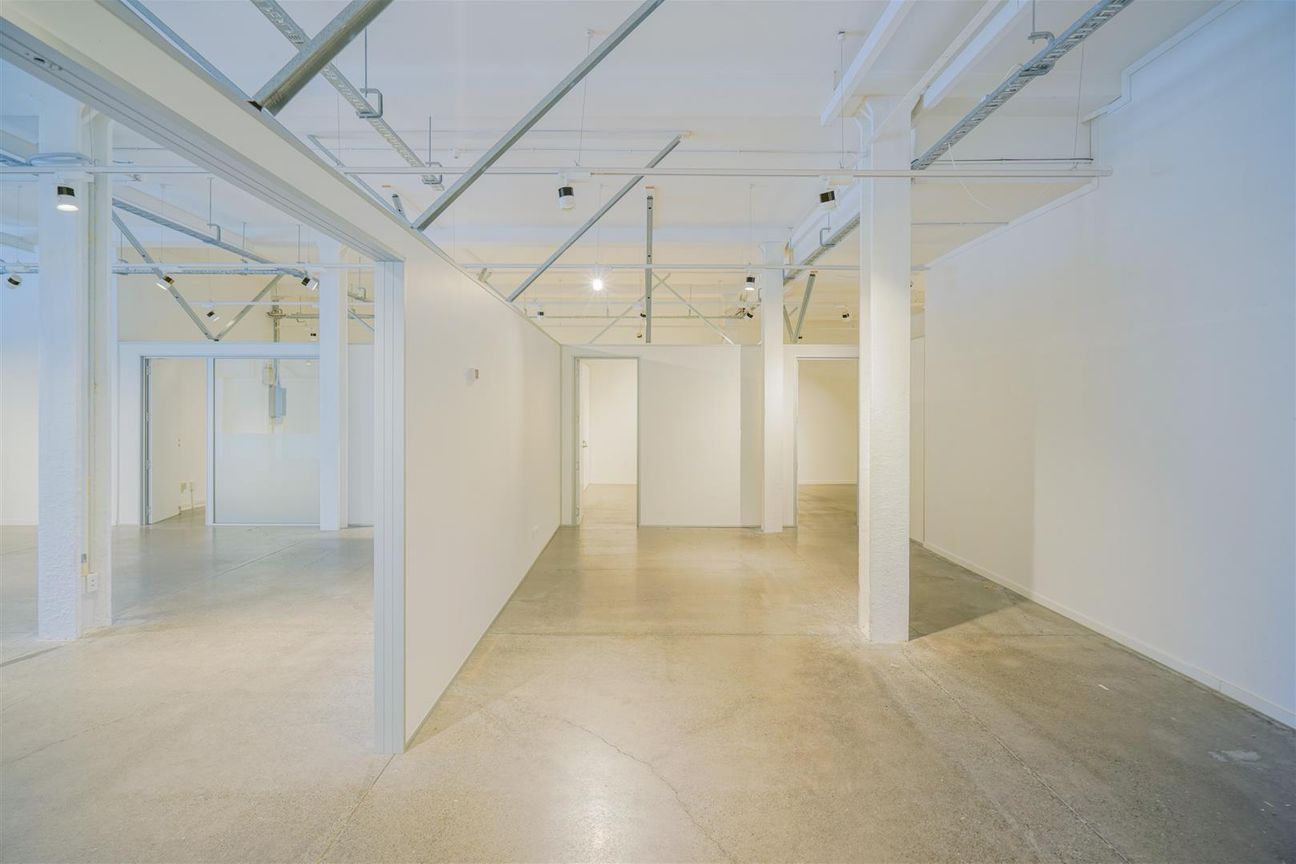 High-Stud Industrial-Style Retail Space - Meer