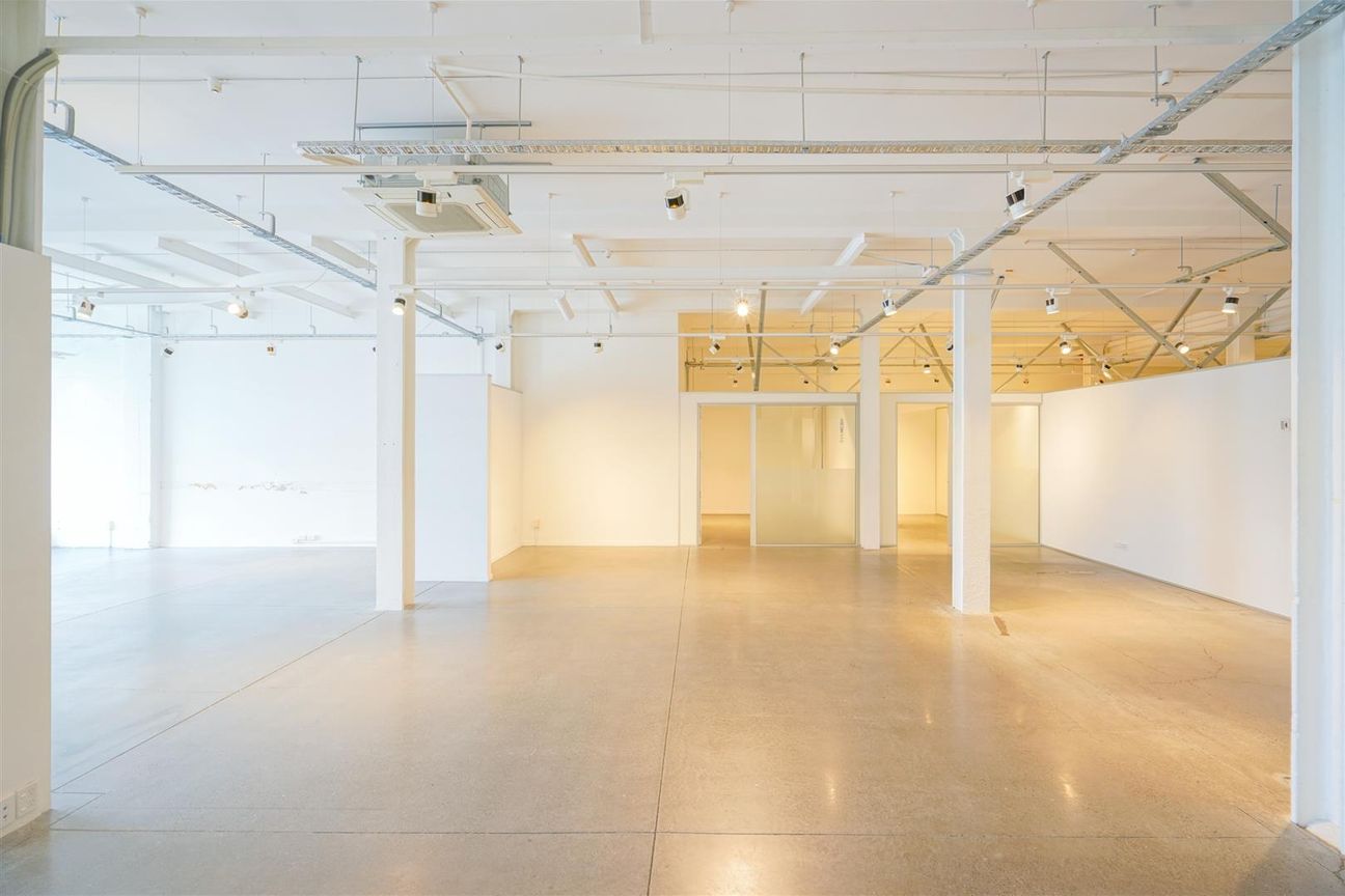 High-Stud Industrial-Style Retail Space - Aanzicht 6