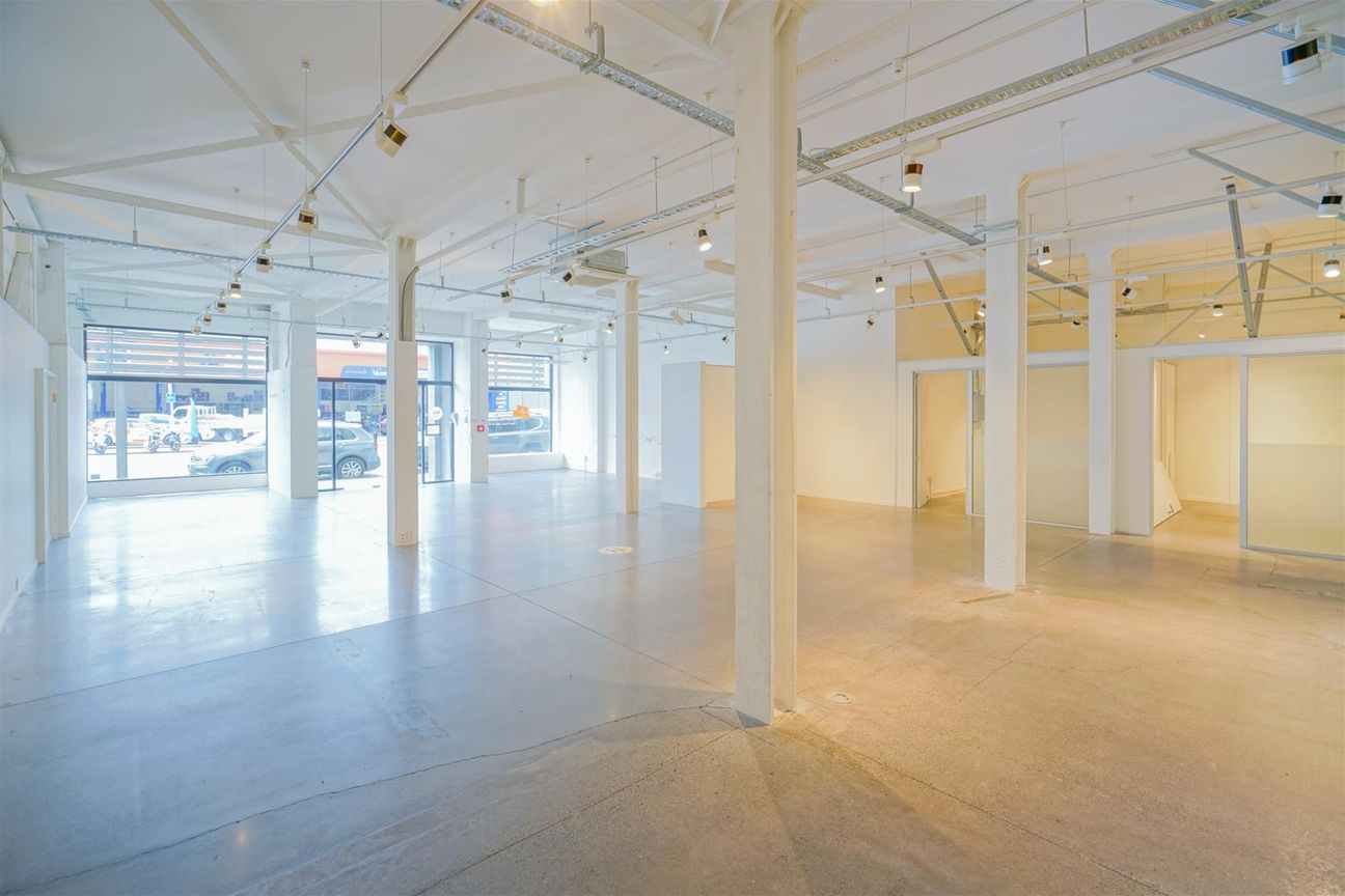 High-Stud Industrial-Style Retail Space - Aanzicht 2