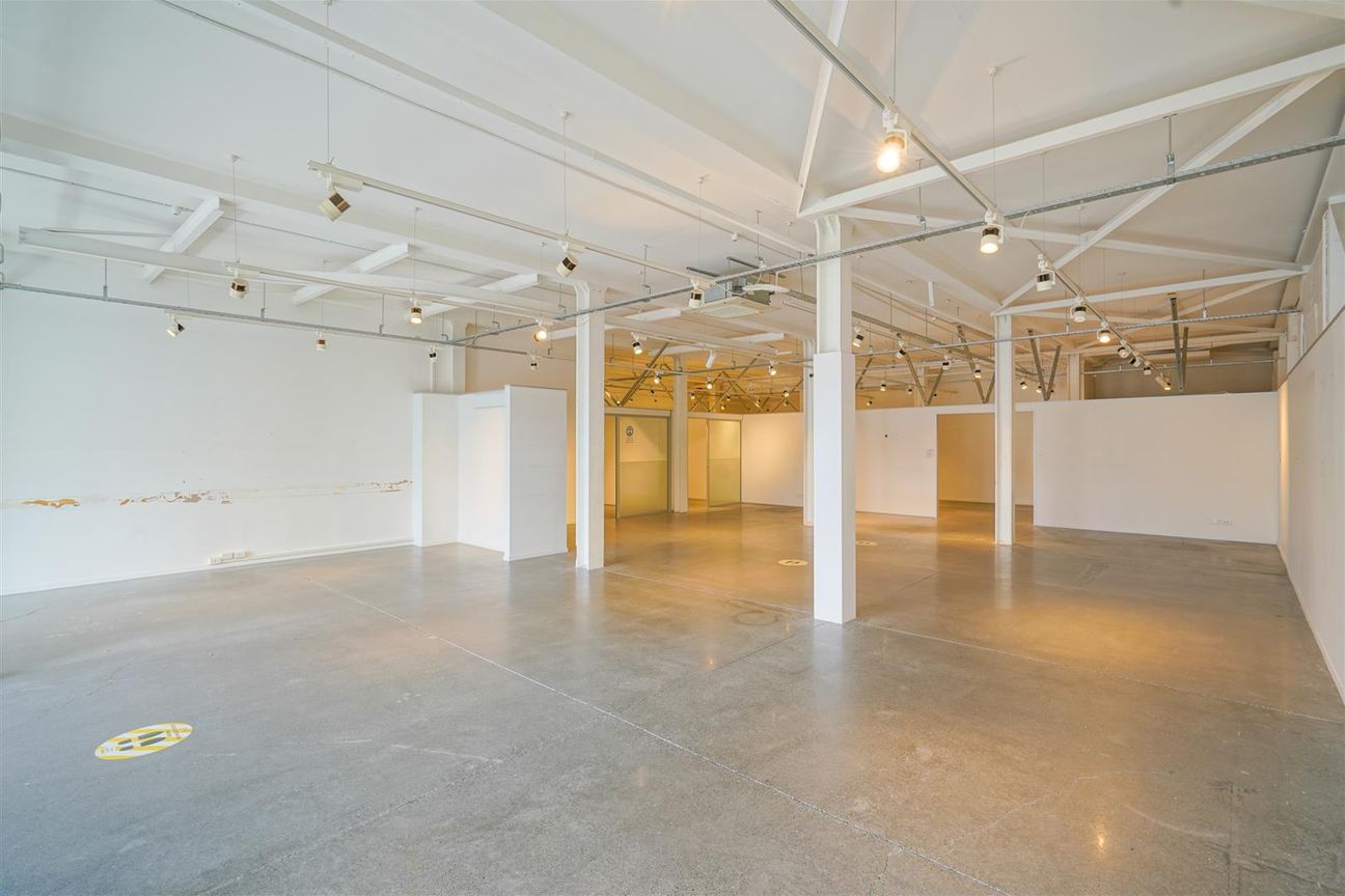 High-Stud Industrial-Style Retail Space - Aanzicht 5