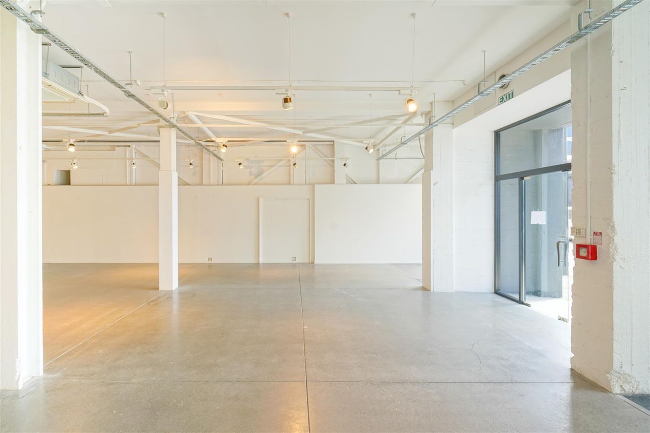 High-Stud Industrial-Style Retail Space - Aanzicht 4
