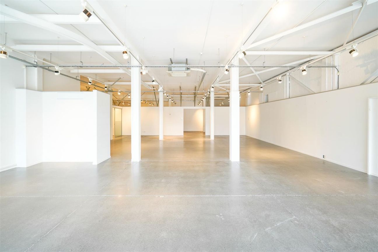 High-Stud Industrial-Style Retail Space - Aanzicht 3