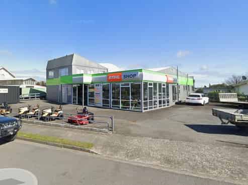 Retail Showroom and Workshop Huge Exposure