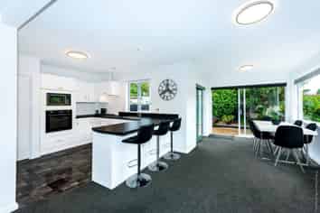 1/32 Downing Street, Hoon Hay