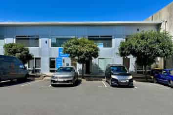MODERN OFFICE WITH LAKE VIEWS
