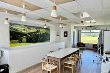 MODERN OFFICE WITH LAKE VIEWS
