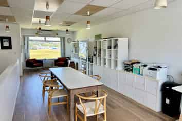 MODERN OFFICE WITH LAKE VIEWS
