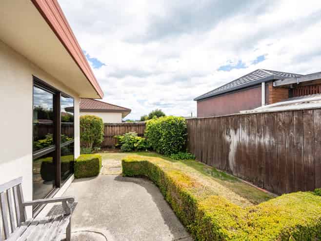 2/10 Stead Crescent, Stoke