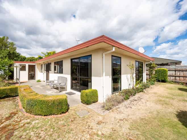 2/10 Stead Crescent, Stoke