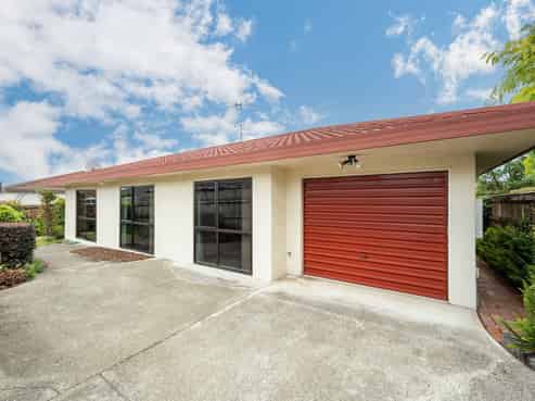 2/10 Stead Crescent, Stoke